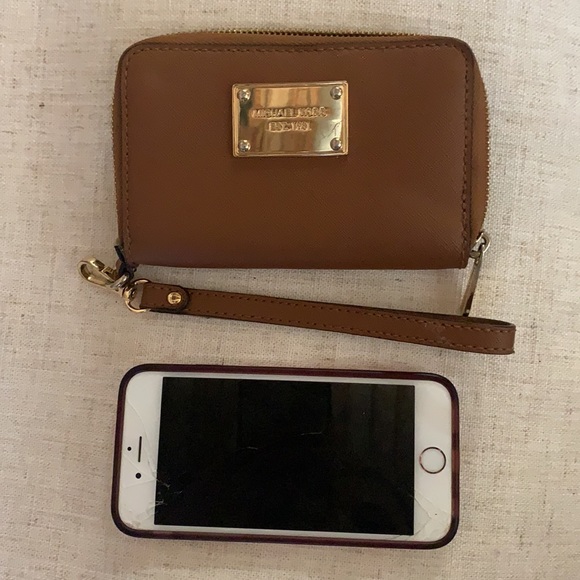 Michael Kors wristlet - Picture 7 of 7